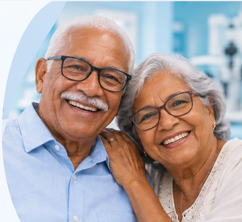 Pareja de adultos mayores felices usando lentes